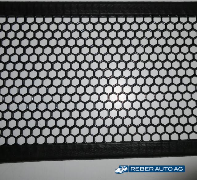 Detailansicht Wabendesign der Grille High-Flow Schwarz für Mazda MX-5 NA (1990–1997) – feines Aluminium-Wabenmuster für optimalen Luftdurchsatz