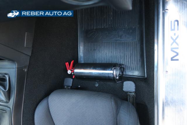Installationsvorschlag des ABC Feuerlöschers im Mazda MX-5 – mit Halterung sicher und griffbereit montiert.