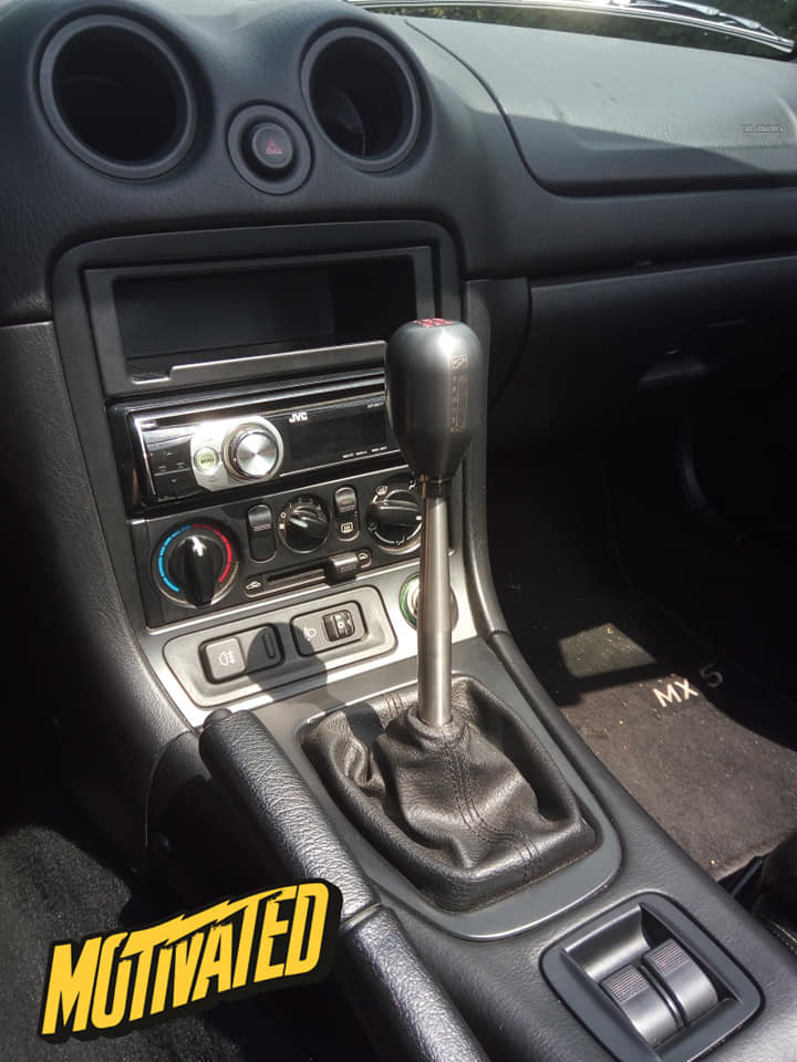 Einbausituation SPR Short Shifter 2.0 im Mazda MX-5 NA NB NBFL (1990–2005) – Schalthebel auf Höhe Lenkradmitte