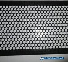 Detailansicht Wabendesign der Grille High-Flow Schwarz für Mazda MX-5 NA (1990–1997) – feines Aluminium-Wabenmuster für optimalen Luftdurchsatz
