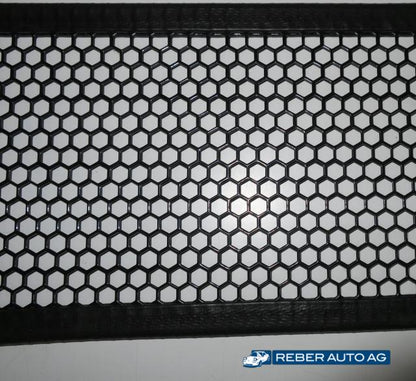 Detailansicht Wabendesign der Grille High-Flow Schwarz für Mazda MX-5 NA (1990–1997) – feines Aluminium-Wabenmuster für optimalen Luftdurchsatz
