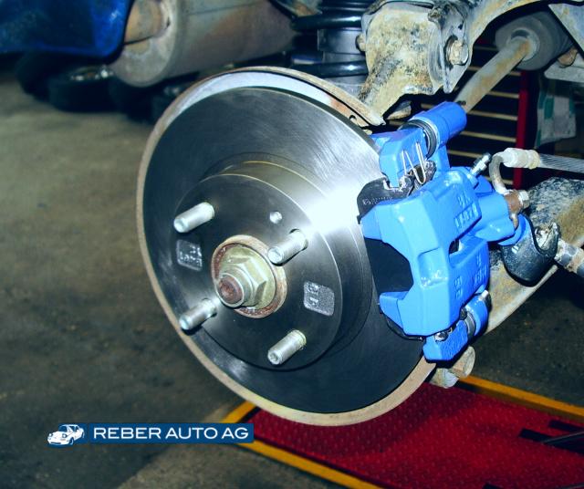 Mazda MX-5 Bremszange vorne links mit blauer Lackierung – Ergebnis mit dem raid hp Bremssattel Lackset
