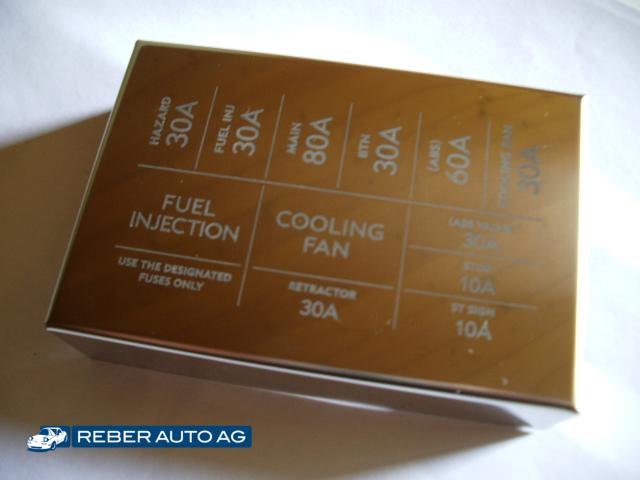 Mazda MX-5 NA Chromcover Sicherungskasten Motorraum 1990-1997 – Chromstahl Abdeckung, bei späteren Modellen kann Beschriftung abweichen
