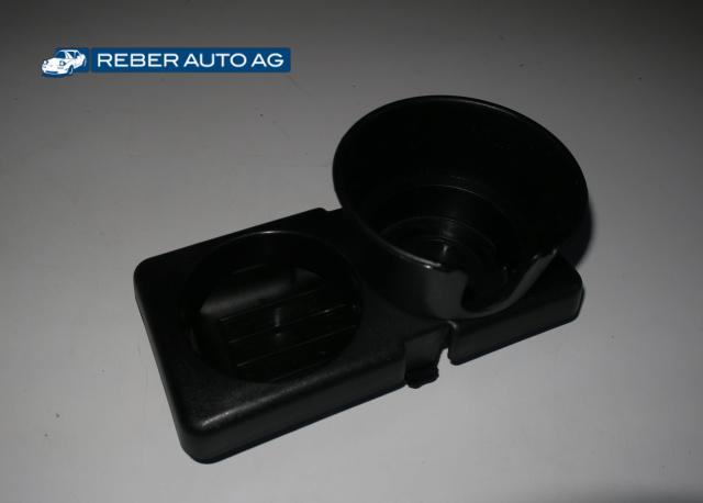 Mazda MX-5 NA Cupholder Becherhalter – Detailansicht des Doppel-Becherhalters, Mazda OE 00008DD01 (1990–1997).
