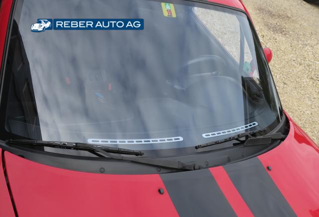 Mazda MX-5 NA Defrosterblenden Chrom – Am Fahrzeug montiert, Ansicht von vorne rechts, mit elegantem Chromfinish an der Frontscheibe.
