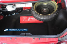 Mazda MX-5 NA Kofferraum mit eingelegter Kombitasche – perfekte Passform im kleinen Roadster-Gepäckraum.
