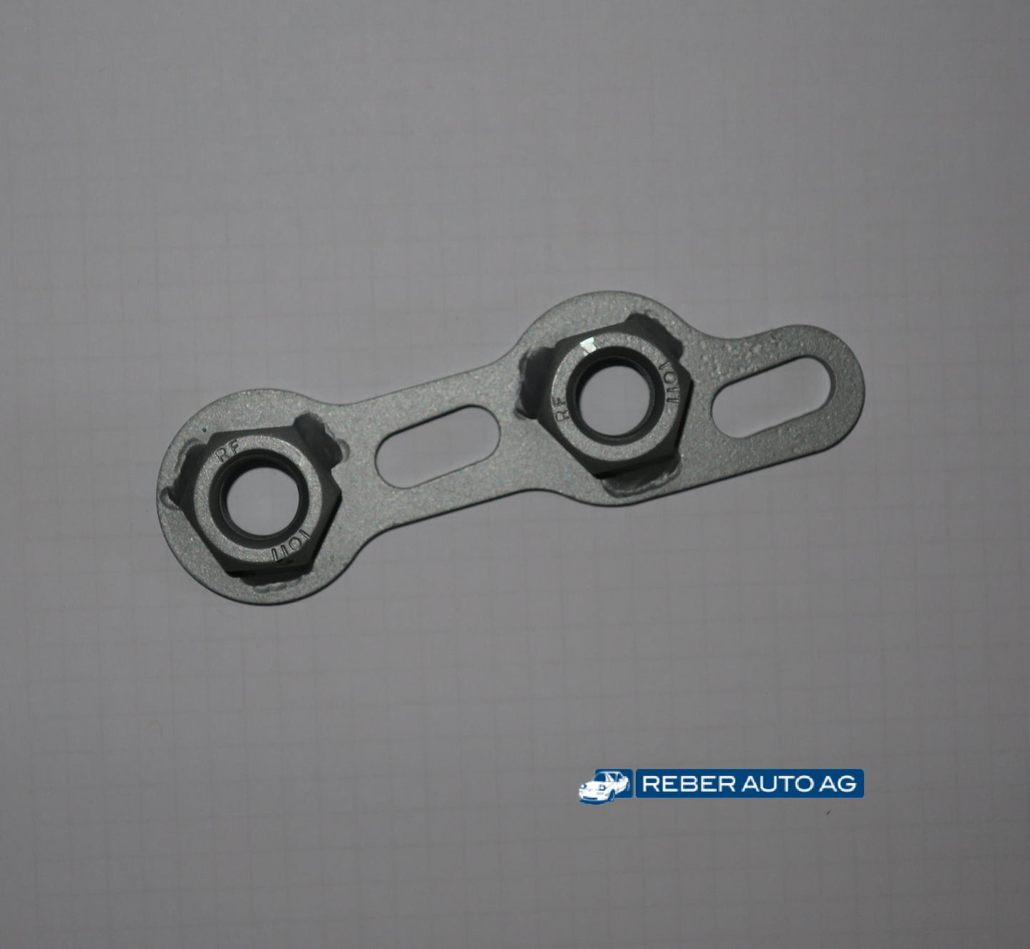 Mazda MX-5 NA/NB/NBFL Gewindeplatte Triebwerkrahmen PPF Draufsicht (1990–2005) – Befestigungsschlitze zur Ausrichtung sichtbar
