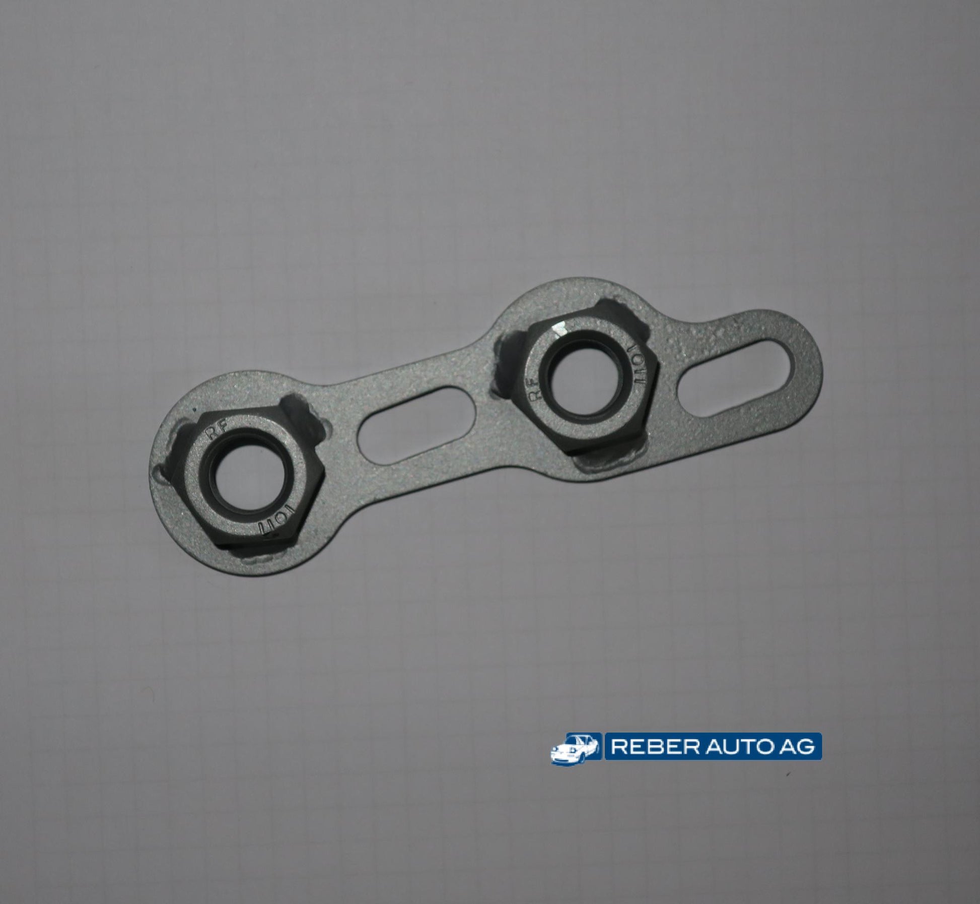 Mazda MX-5 NA/NB/NBFL Gewindeplatte Triebwerkrahmen PPF Draufsicht (1990–2005) – Befestigungsschlitze zur Ausrichtung sichtbar
