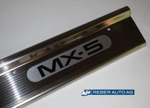Mazda MX-5 NA Türschwelle links Chrom – Detailansicht des eingravierten MX-5 Logos, OE NA1468720B (1990–1997).
