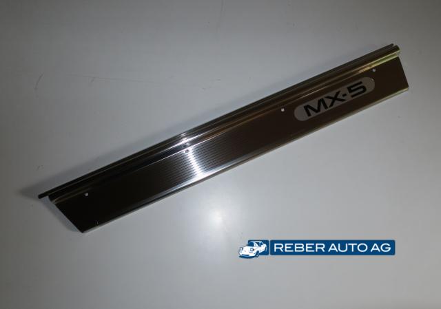 Mazda MX-5 NA Türschwelle links Chrom – Original Mazda Zubehörteil mit MX-5 Logo, linke Seite, OE NA1468720B (1990–1997).
