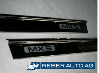 Mazda MX-5 NA Türschwellen Chrom – Satz à 2 Stück aus Chromstahl mit MX-5 Logo, passend für alle NA Modelle (1990–1997).
