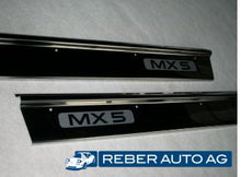 Mazda MX-5 NA Türschwellen Chrom – Satz à 2 Stück aus Chromstahl mit MX-5 Logo, passend für alle NA Modelle (1990–1997).
