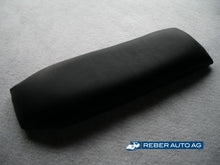Mazda MX-5 NB Armauflage Mittelkonsole – Polsterung auf dem Mittelfachdeckel mit schwarzem Lederbezug (1998–2000).

