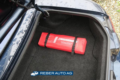 Mazda MX-5 NB/NBFL Kofferraum mit fixierter Kombitasche – modellspezifische Gurte halten die Tasche sicher an ihrem Platz.
