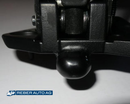 Mazda MX-5 NBFL Verdecklasche links NA01R1320M – Detailansicht Positionsdorn

